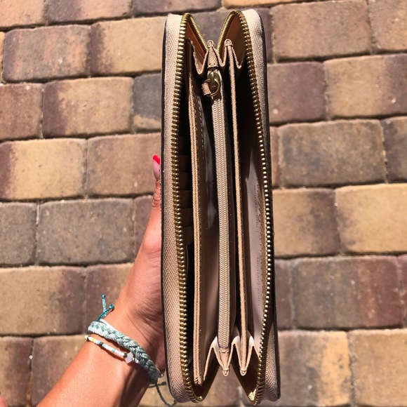 Michael Kors Leather Continental Wristlet👝 - Picture 4 of 7